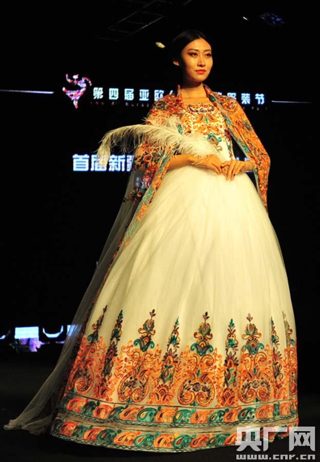 亚欧丝绸之路服装节举行首届新疆十佳服装设计师评选决赛_央广网